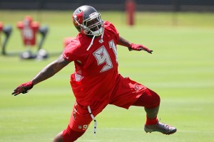 Robert Ayers works on a drill during the Bucs mini-camp – Photo: Cliff Welch/PR