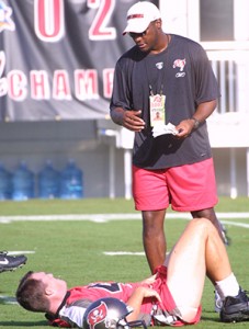 Mike Tomlin and John Lynch – Photo by: Cliff Welch/PR