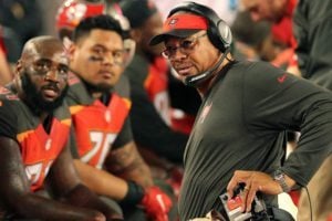 Bucs Dl Coach Jay Hayes - Photo By: Cliff Welch/Pr