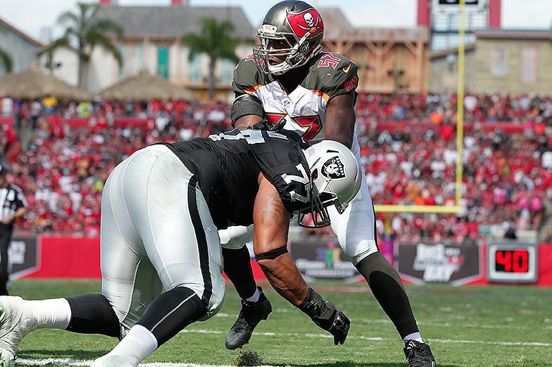 Bucs De Noah Spence - Photo By: Cliff Welch/Pr