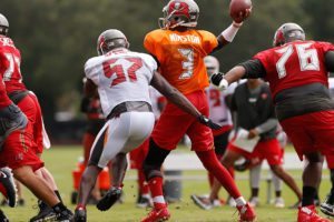 Bucs De Noah Spence – Photo By: Mark Lomoglio/Pr