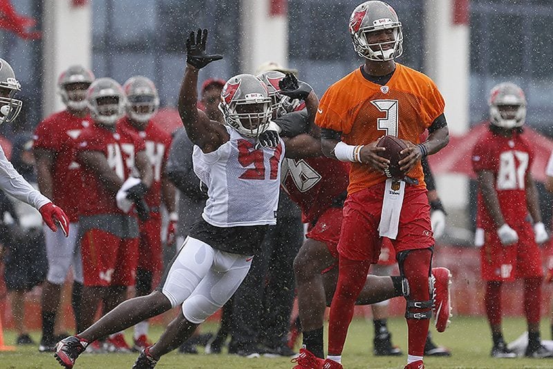 Bucs De Noah Spence And Qb Jameis Winston