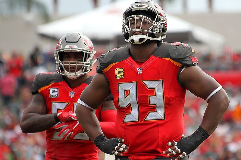 Bucs Mlb Kwon Alexander And Dt Gerald Mccoy - Photo By: Cliff Welch/Pr