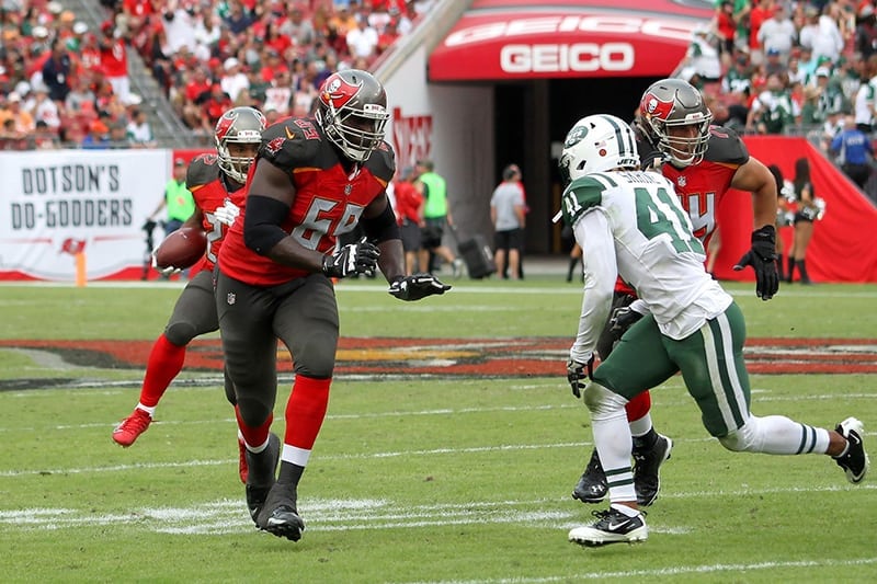 Bucs Rt Demar Dotson - Photo By: Cliff Welch/Pr