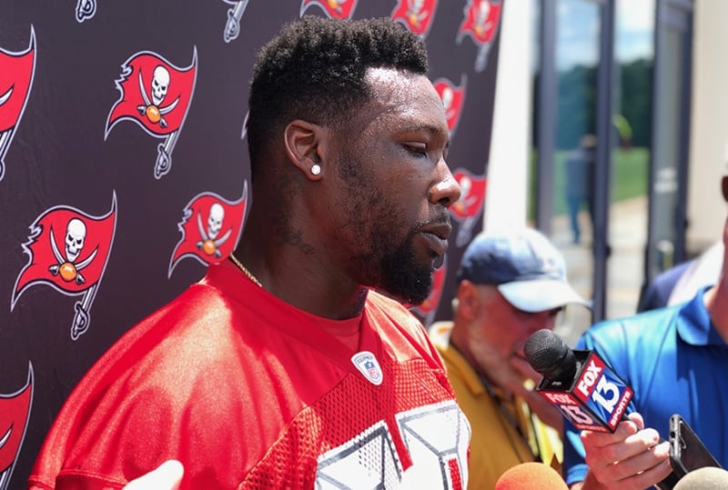 Bucs De Jason Pierre-Paul – Photo By: Pewterreport.com