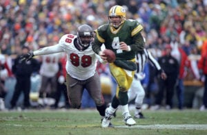 2-Point Conversion: Dean'S Pick-Six, Dominant Defense Lead Bucs To Win 7 Former Bucs Dt Warren Sapp And Ex-Packers Qb Brett Favre