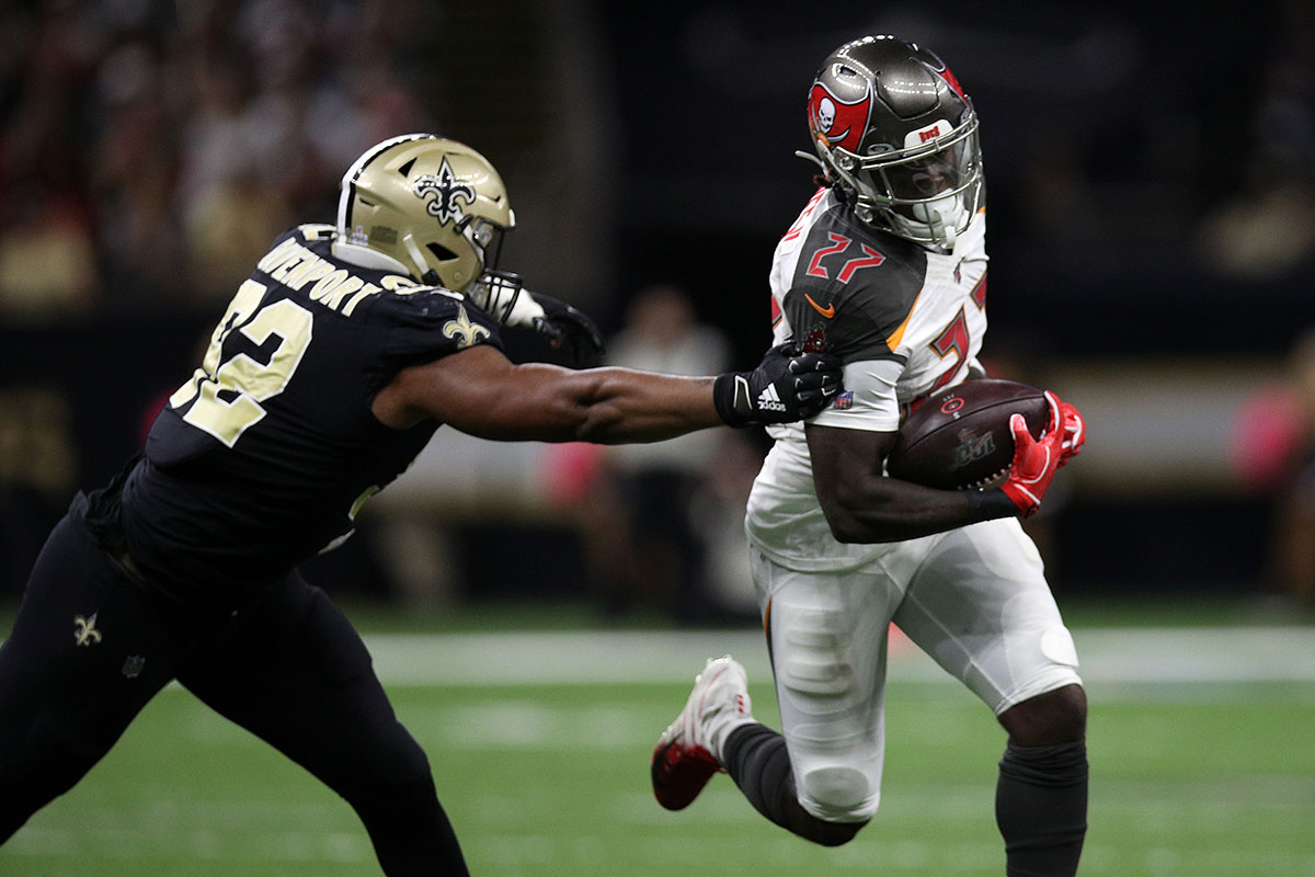 Saints De Marcus Davenport And Bucs Rb Ronald Jones