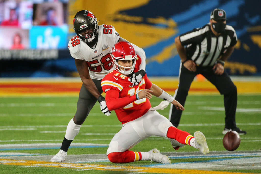 Bucs Olb Shaq Barrett And Chiefs Qb Patrick Mahomes