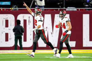 Bucs Qb Brady Explains The Trophy Toss On The Late Show 2 Bucs Qb Tom Brady And Te Cameron Brate