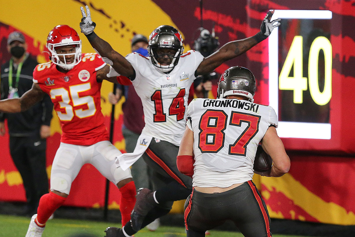 Bucs Te Rob Gronkowski And Wr Chris Godwin