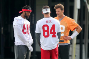 Bucs Qb Brady Frustrated After &Amp;Quot;Real Sh*Tty Practice&Amp;Quot; 4 Bucs Qb Tom Brady And Tes O.j. Howard And Cameron Brate