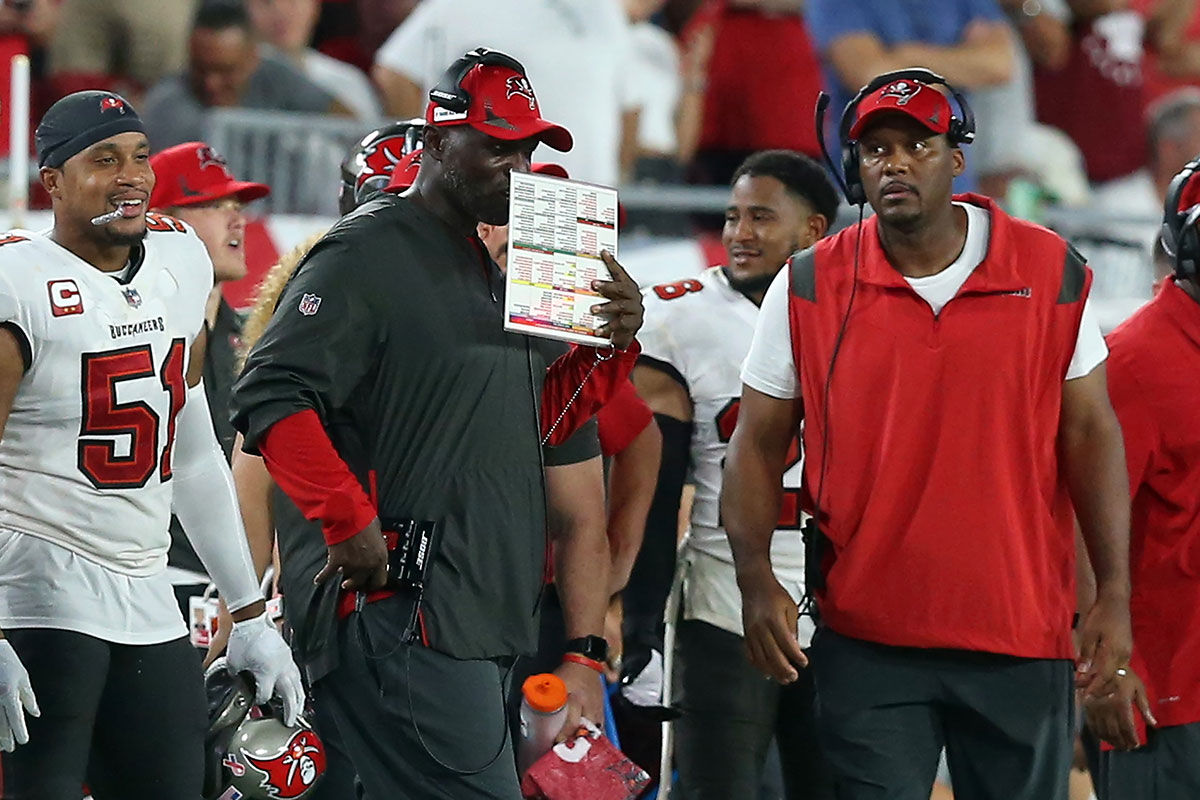 Bucs Dc Todd Bowles And Ilbs Coach Mike Caldwell