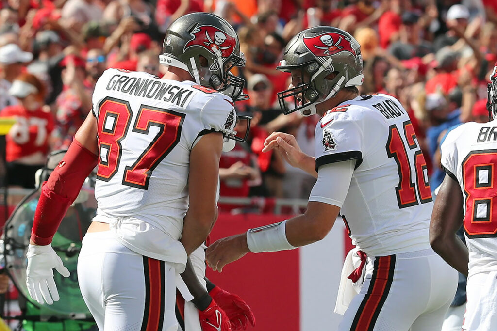 Bucs Te Rob Gronkowski And Qb Tom Brady