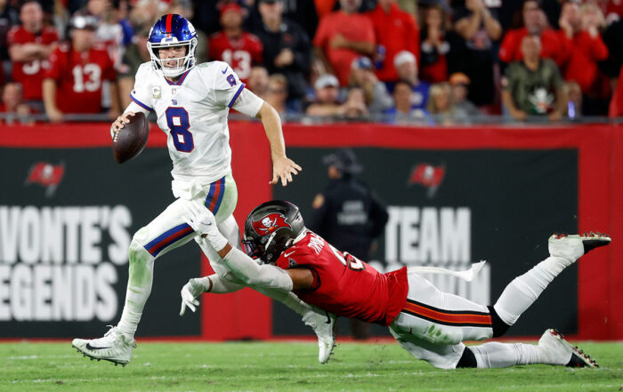 Bucs Olb Joe Tryon-Shoyinka And Giants Qb Daniel Jones