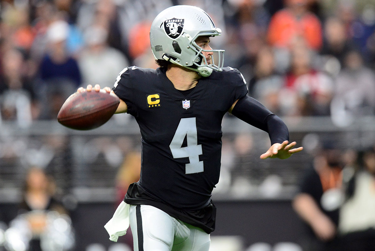 Brady's Four Touchdown Passes Lead Bucs Past Raiders, 45-20