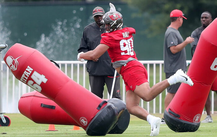 Bucs Dt Logan Hall - Photo By: Cliff Welch/Pr