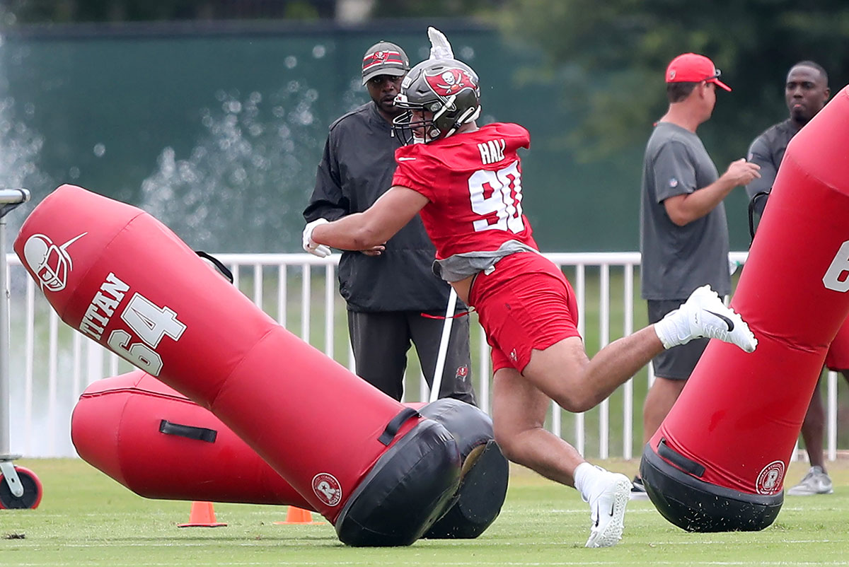 Bucs Dt Logan Hall - Photo By: Cliff Welch/Pr