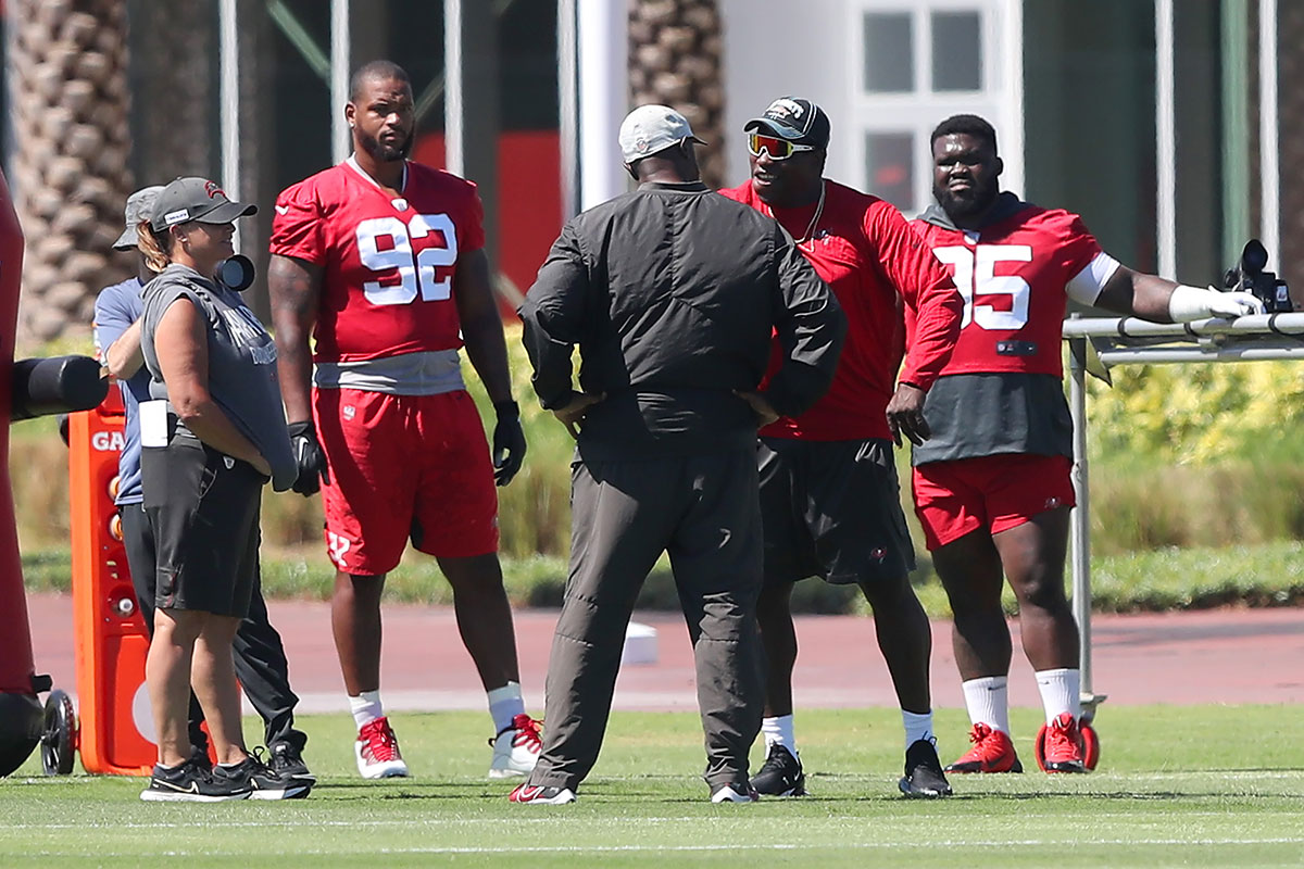 Bucs Hall Of Fame Dt Warren Sapp And D-Line Coaches Lori Locust And Kacy Rodgers And De Will Gholston