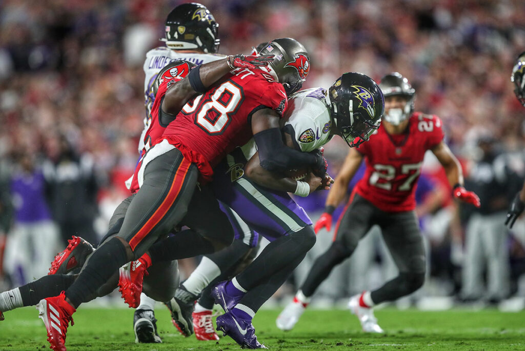 Bucs Olb Shaquil Barrett And Ravens Qb Lamar Jackson