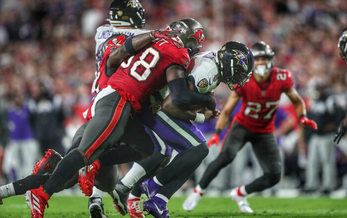 Bucs Olb Shaquil Barrett And Ravens Qb Lamar Jackson