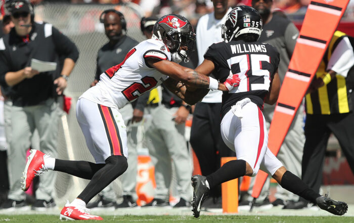 Davis Carlton Avery Williams Bucs Falcons Tackle