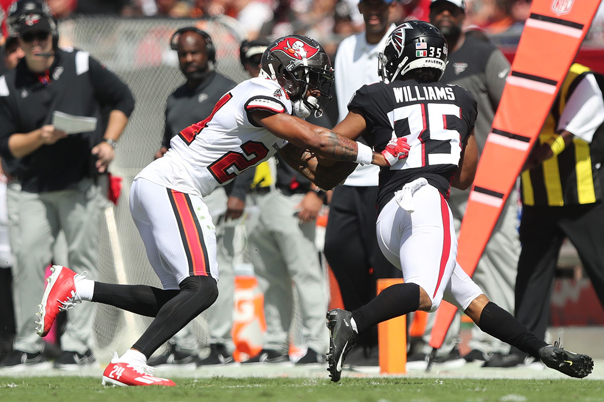 Davis Carlton Avery Williams Bucs Falcons Tackle