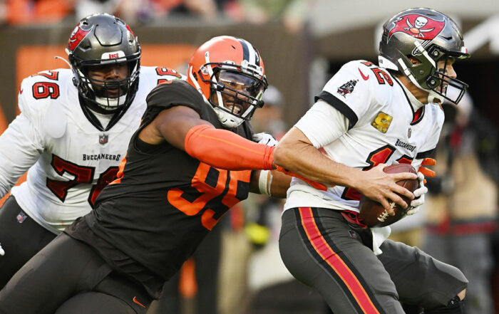 Bucs Qb Tom Brady And Browns De Myles Garrett
