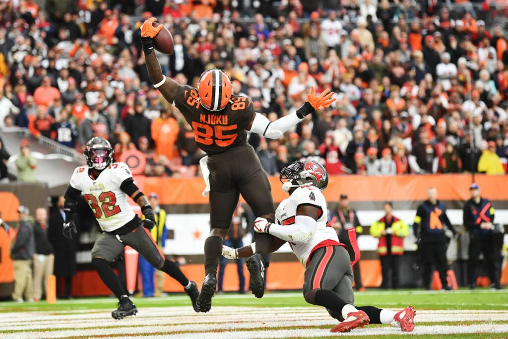 Bucs Vs. Browns: Pewter Preview For Week 2 2 Browns Te David Njoku And Bucs Ilb Devin White