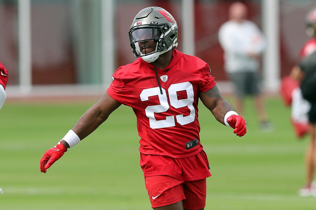 Bucs S Chris Izien