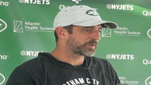Lavonte David Was Locked In, Leading In Practice Vs. Jets 2 Jets Qb Aaron Rodgers