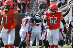 Shaquil Barrett comes up with the pick-six to help the Buccaneers seal the  victory against the Bears