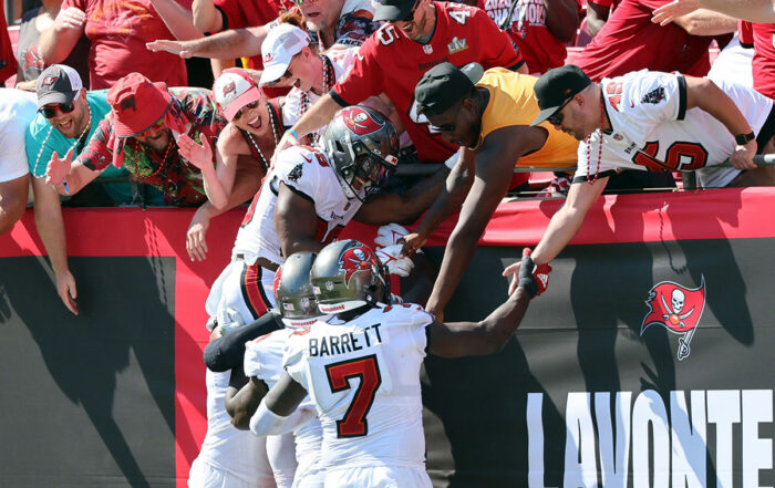 Bucs Cb Christian Izien And Olb Shaq Barrett