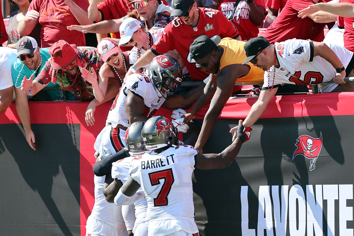 Bucs Cb Christian Izien And Olb Shaq Barrett