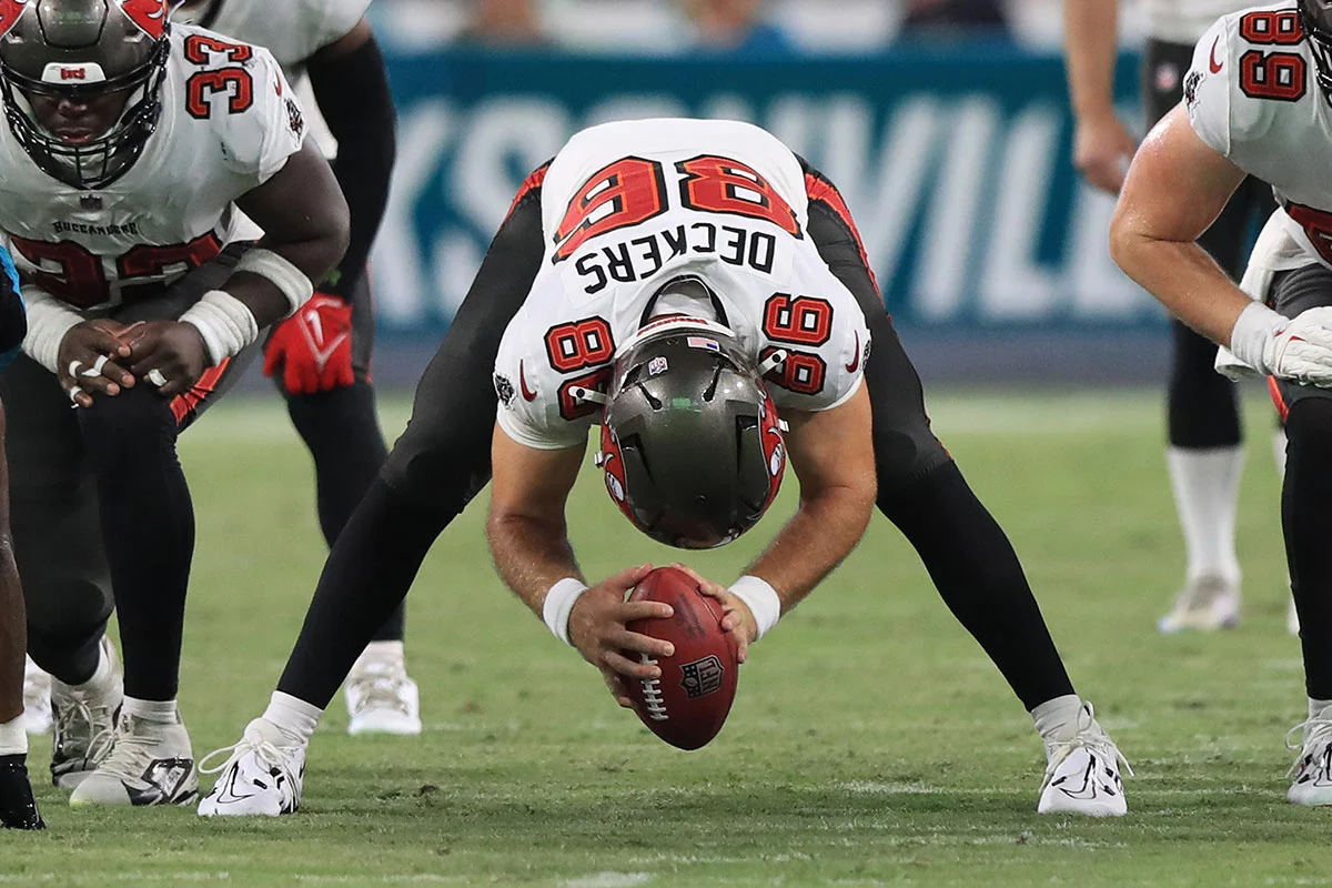 Bucs Ls Evan Deckers