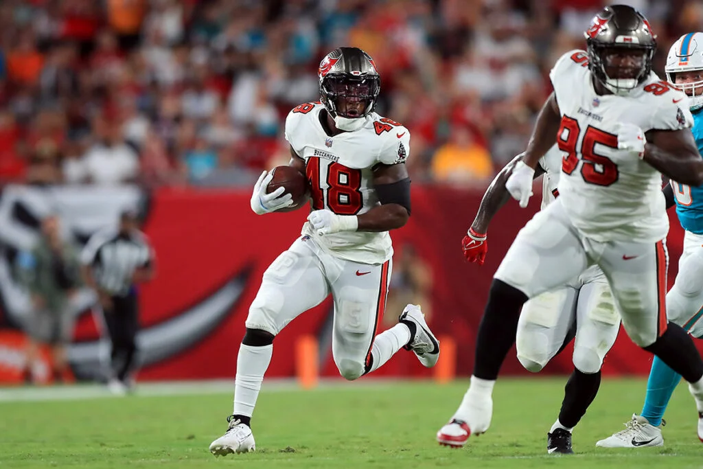 The Bucs Have Found Something In These Ilbs 3 Bucs Ilb Antonio Grier Jr.