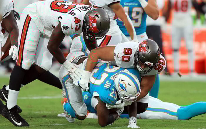Bucs Olb Chris Braswell And Dt Logan Hall
