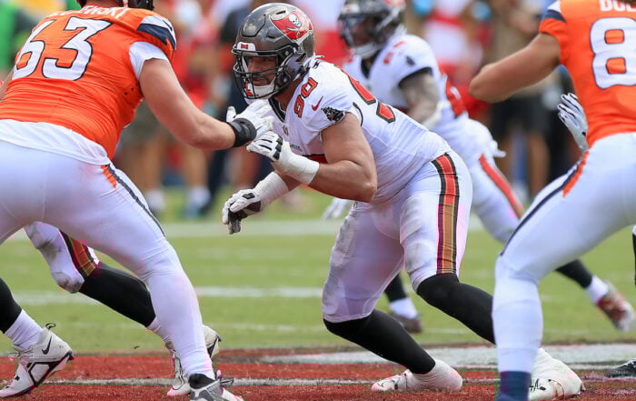 Bucs Dt Logan Hall - Photo By: Cliff Welch P/R