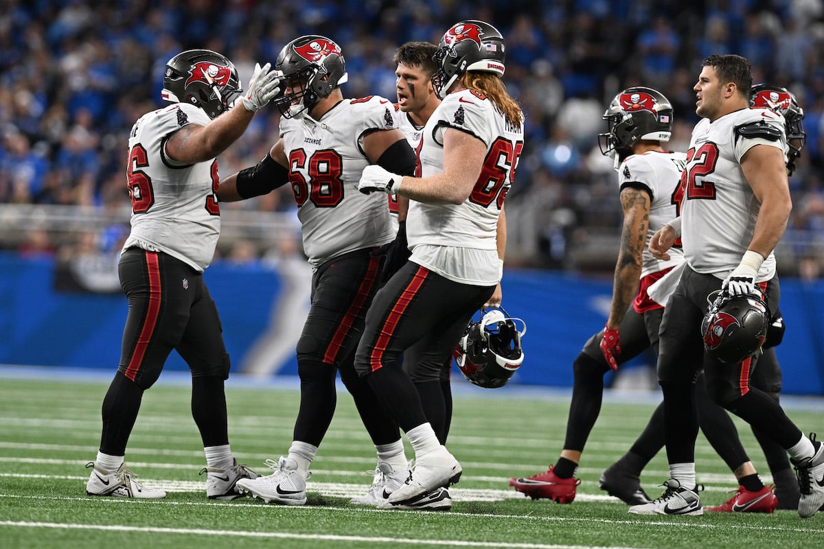 Bucs Dt Greg Gaines, Lg Ben Bredeson - Photo By: Usa Today