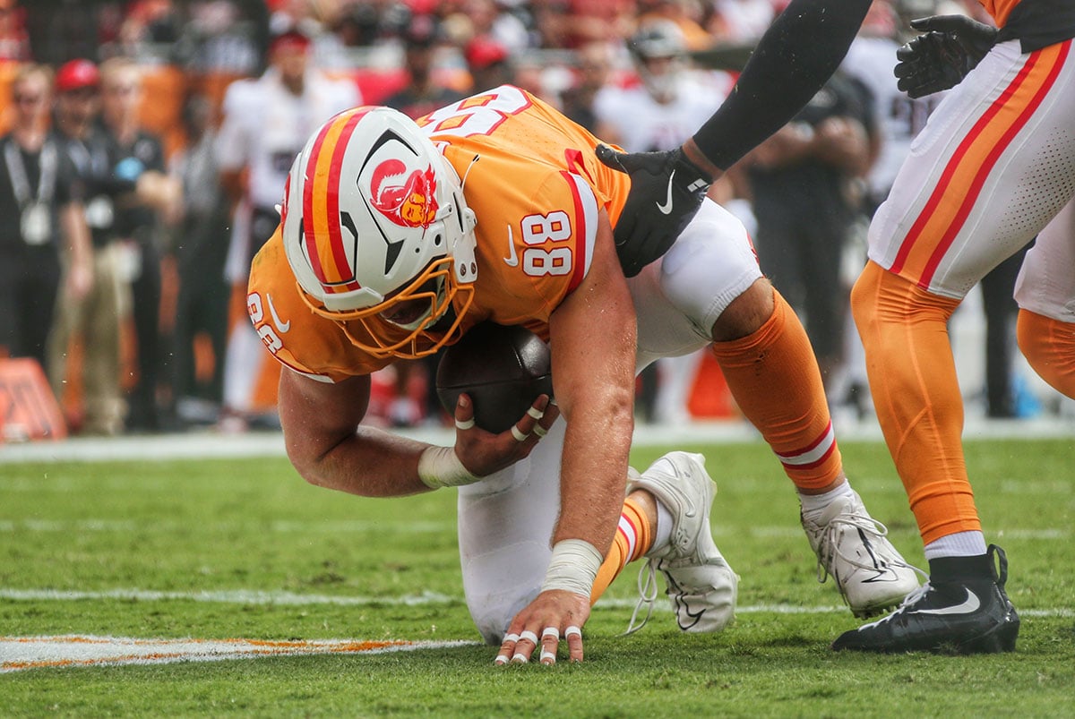 Otton-Cade-Bucs-Falcons-Td-Close-Up Bucs Te Cade Otton