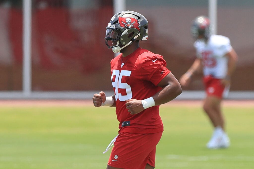 Bucs Sign Tryout Dt From Rookie Mini-Camp 3 Bucs Dt Elijah Roberts