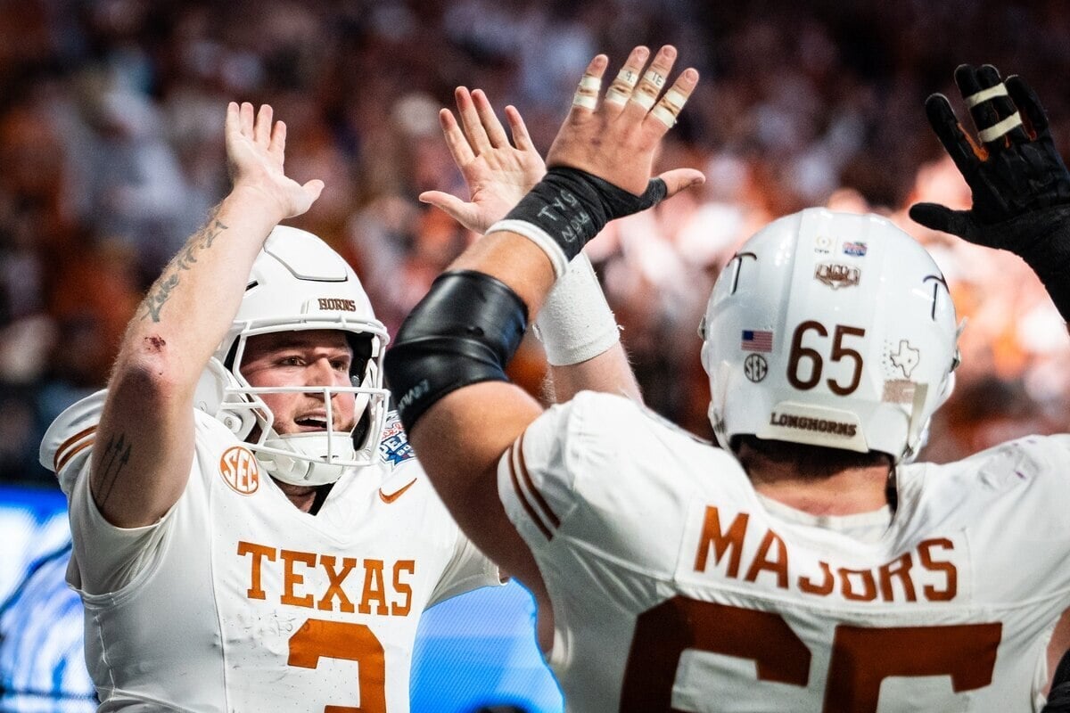 Texas Qb Quinn Ewers And C Jake Majors