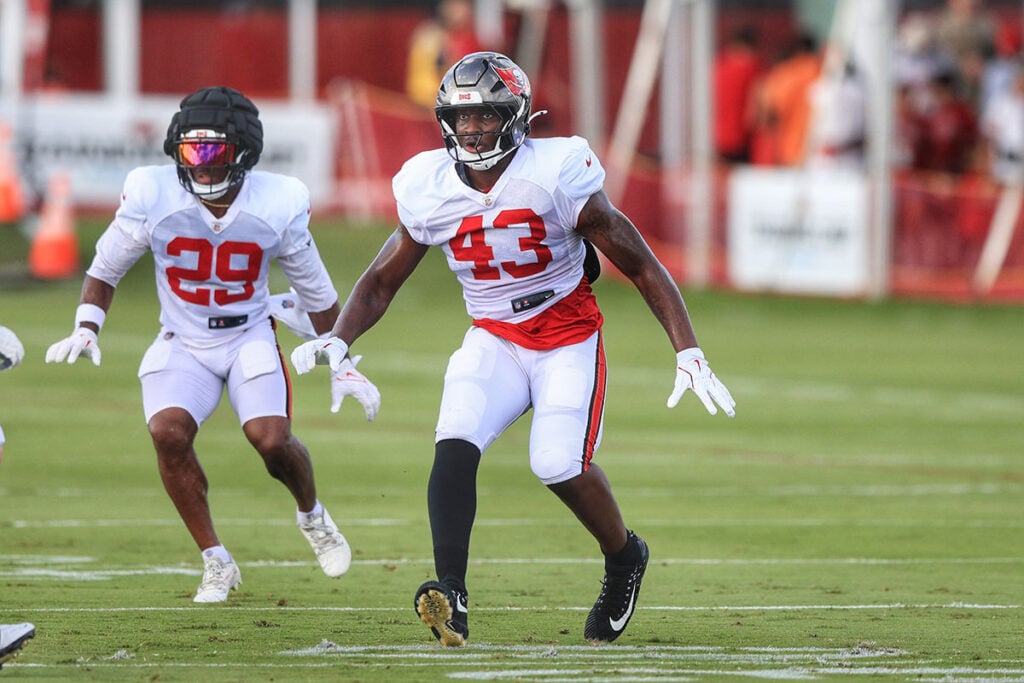 Bucs Camp Insider: 7-31: Offense &Amp;Amp; Defense Have Back And Forth Duel 8 Bucs Olb Chris Braswell