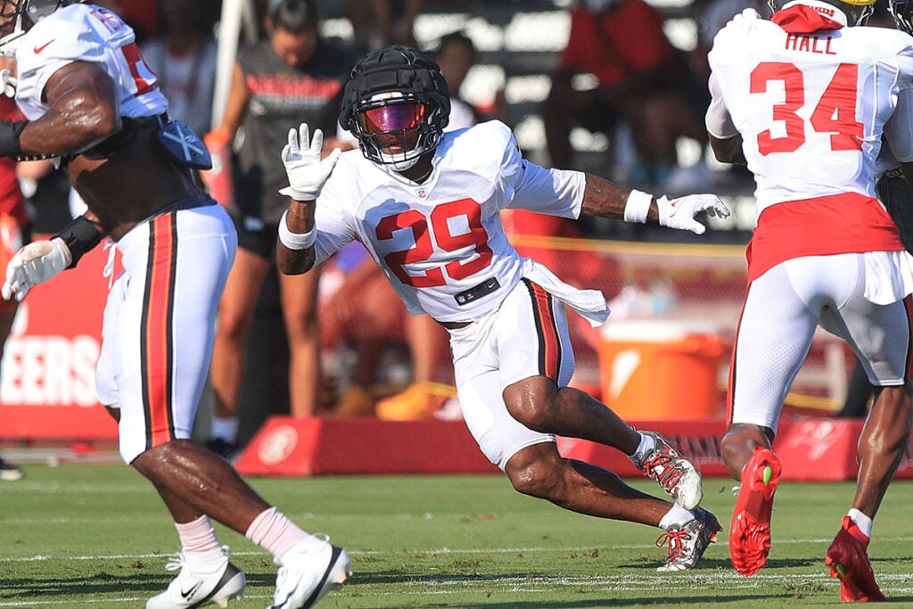 Bucs Db Christian Izien