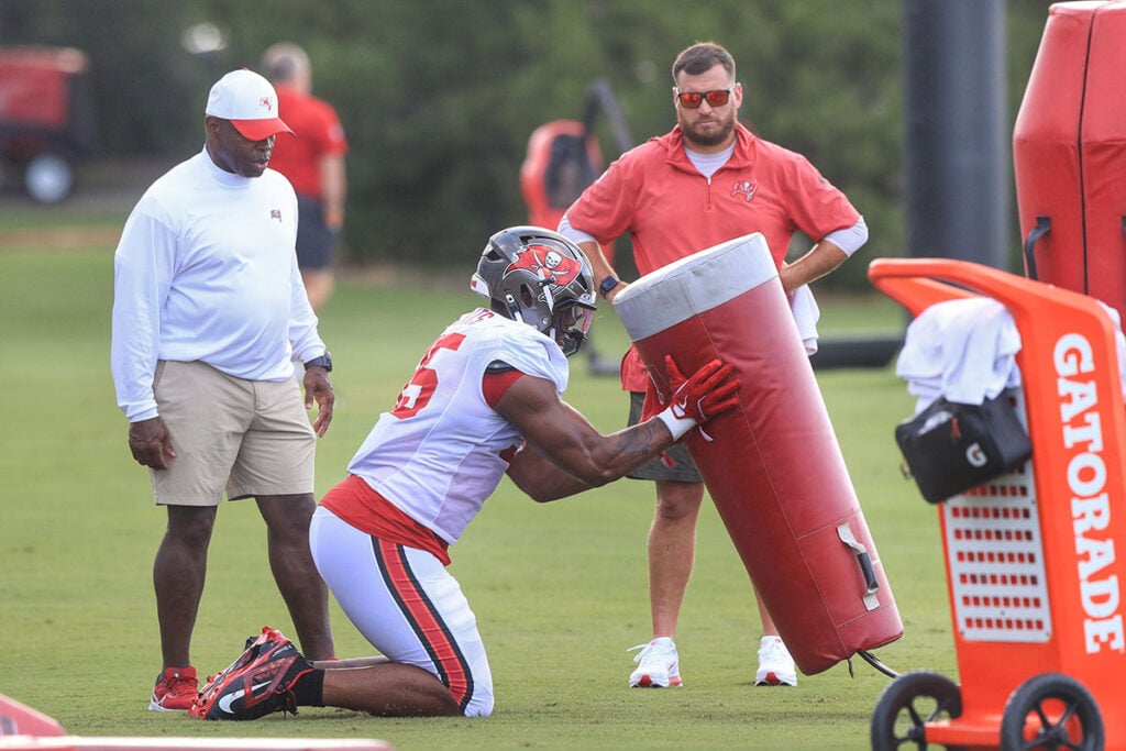 Charlie Strong'S Approach Making Bucs Defensive Line Even Stronger 5 Bucs Dt Elijah Roberts And Dl Coach Charlie Strong