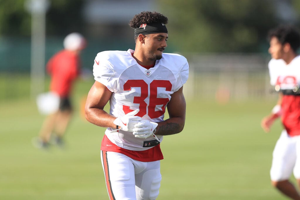 Bucs Camp Insider: 7-31: Offense &Amp;Amp; Defense Have Back And Forth Duel 6 Bucs Db Jj Roberts
