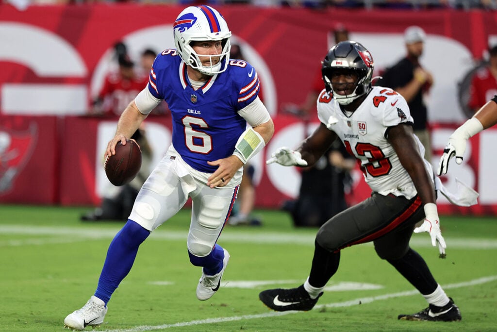 Bucs Can'T Complete Perfect Preseason, Lose 23-19 To Bills 2 Bills Qb Shane Buechele And Bucs Olb Chris Braswell