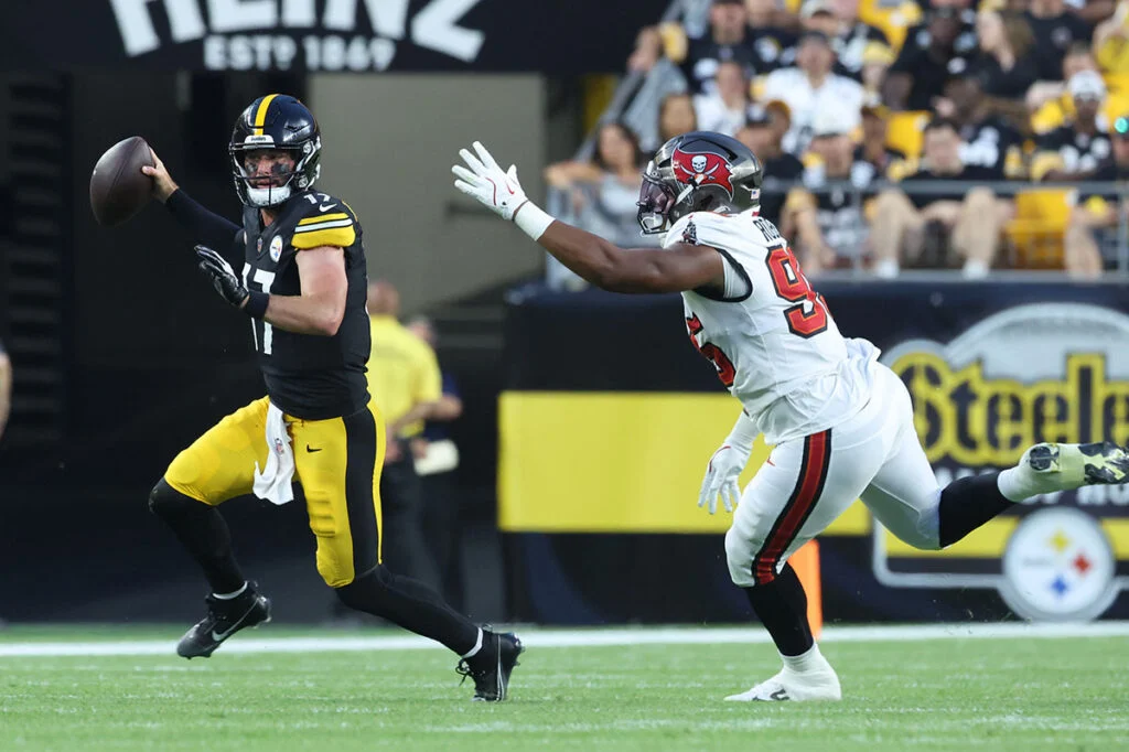 Bucs Dt Elijah Roberts And Steelers Qb Skylar Thompson