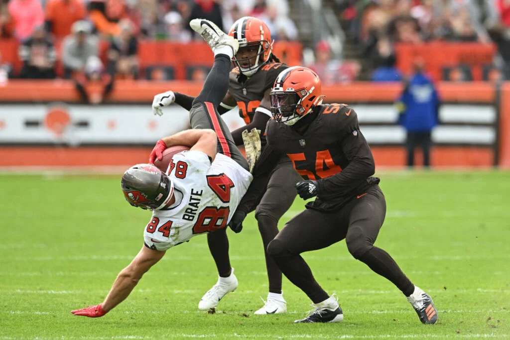 Bucs Ilb Deion Jones Excited To Face Falcons In Week 1 3 Former Bucs Te Cameron Brate And Former Browns Ilb Deion Jones