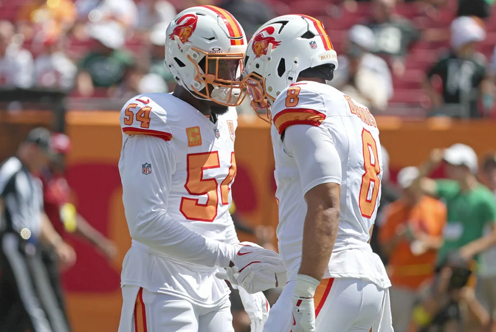 Bucs Blow 17-Point Lead, Rally For 29-27 Win Over Jets 5 Bucs Ilbs Lavonte David And Sirvocea Dennis