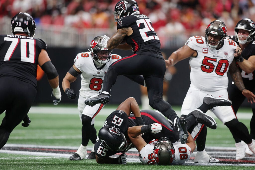 2-Point Conversion: Bucs Are Still Kings Of The South 4 Bucs Ilb Sirvocea Dennis And Falcons Rb Tyler Allgeier